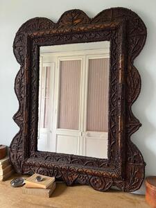 Grand miroir en cocottes de pin 