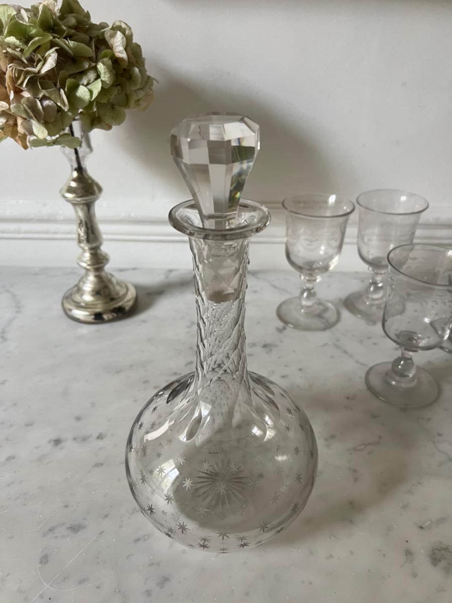 Carafe en cristal, motifs étoiles