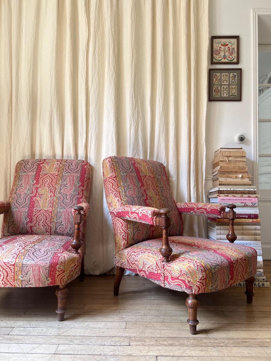 Paire de larges fauteuils noyer XIXème